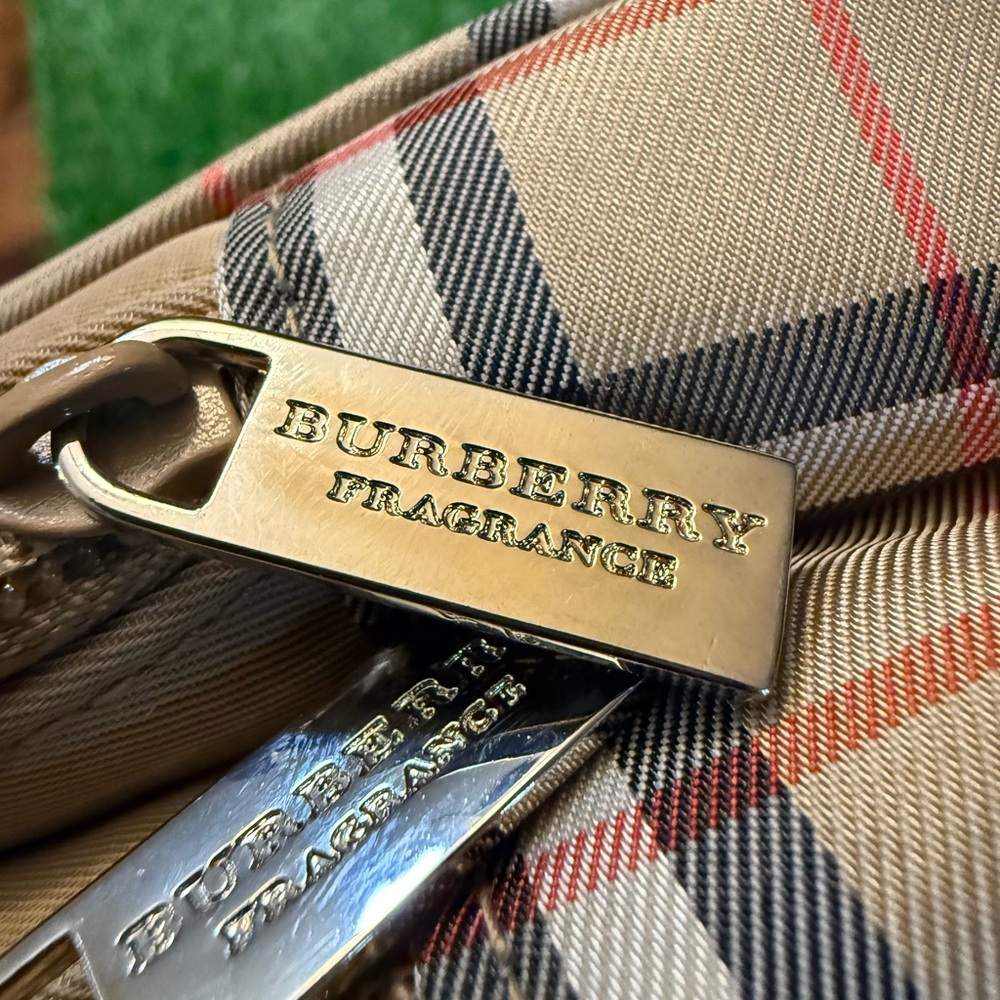 Burberry Fragrance Travel Bag - Picture 5 of 8